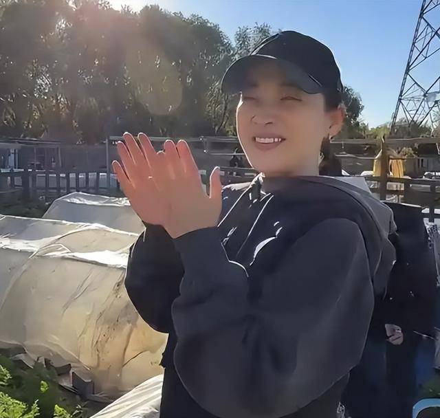 梅婷现身北京别墅菜园摘菜，2000多块外套穿出少女感，这哪是50岁