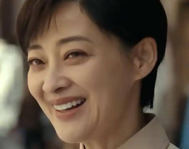 梅婷现身北京别墅菜园摘菜，2000多块外套穿出少女感，这哪是50岁