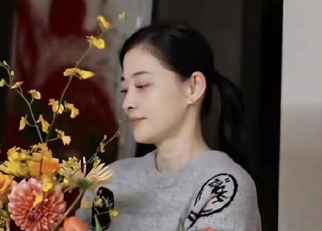 梅婷现身北京别墅菜园摘菜，2000多块外套穿出少女感，这哪是50岁