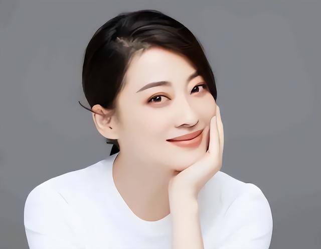 梅婷现身北京别墅菜园摘菜，2000多块外套穿出少女感，这哪是50岁