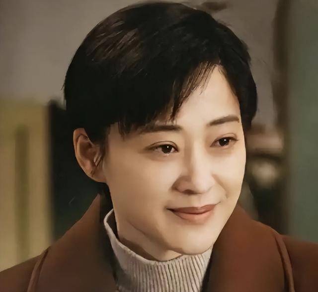 梅婷现身北京别墅菜园摘菜，2000多块外套穿出少女感，这哪是50岁