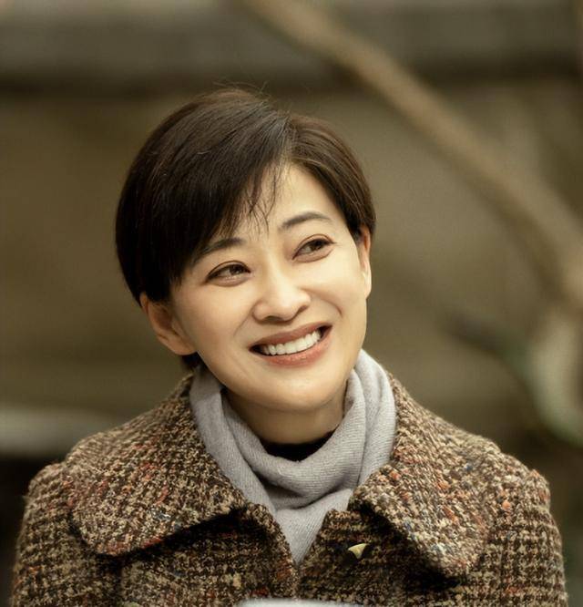 梅婷现身北京别墅菜园摘菜，2000多块外套穿出少女感，这哪是50岁