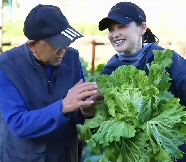 梅婷现身北京别墅菜园摘菜，2000多块外套穿出少女感，这哪是50岁