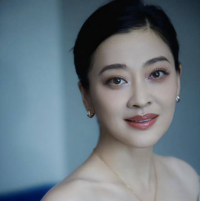  梅婷现身北京别墅菜园摘菜，2000多块外套穿出少女感，这哪是50岁