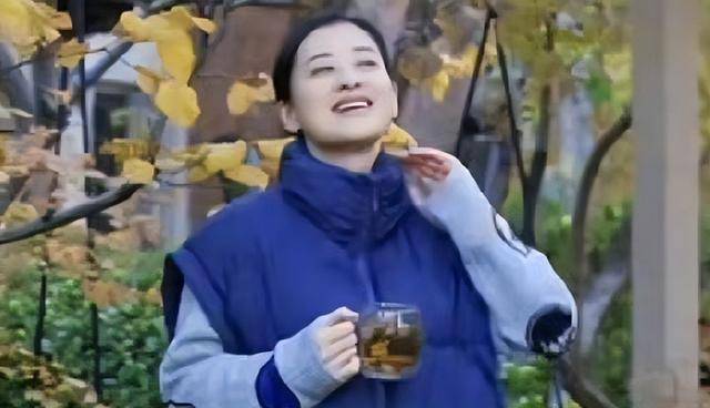 梅婷现身北京别墅菜园摘菜，2000多块外套穿出少女感，这哪是50岁