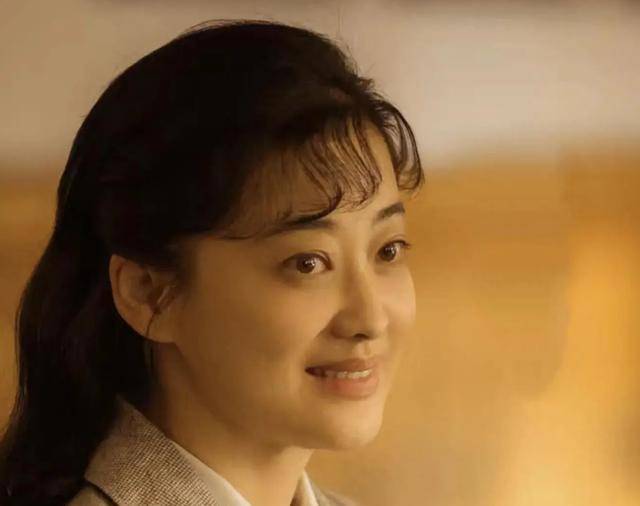 梅婷现身北京别墅菜园摘菜，2000多块外套穿出少女感，这哪是50岁