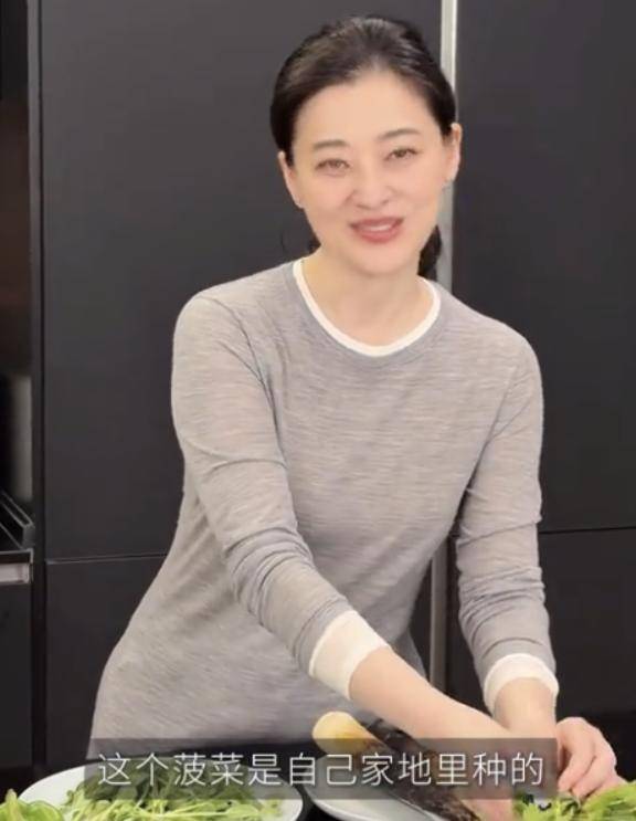梅婷现身北京别墅菜园摘菜，2000多块外套穿出少女感，这哪是50岁