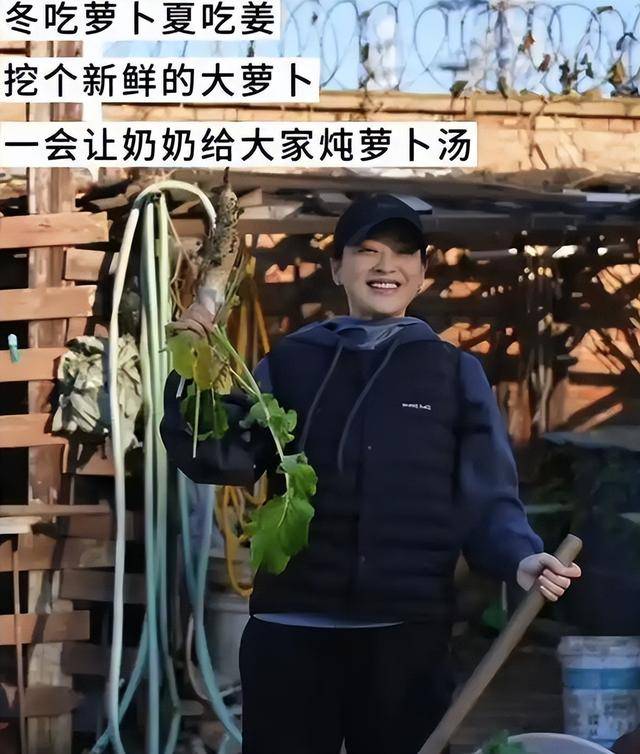 梅婷现身北京别墅菜园摘菜，2000多块外套穿出少女感，这哪是50岁