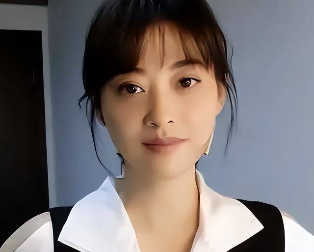 梅婷现身北京别墅菜园摘菜，2000多块外套穿出少女感，这哪是50岁