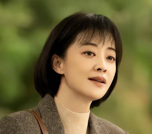 梅婷现身北京别墅菜园摘菜，2000多块外套穿出少女感，这哪是50岁