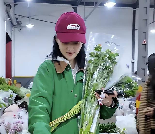 梅婷现身北京别墅菜园摘菜，2000多块外套穿出少女感，这哪是50岁