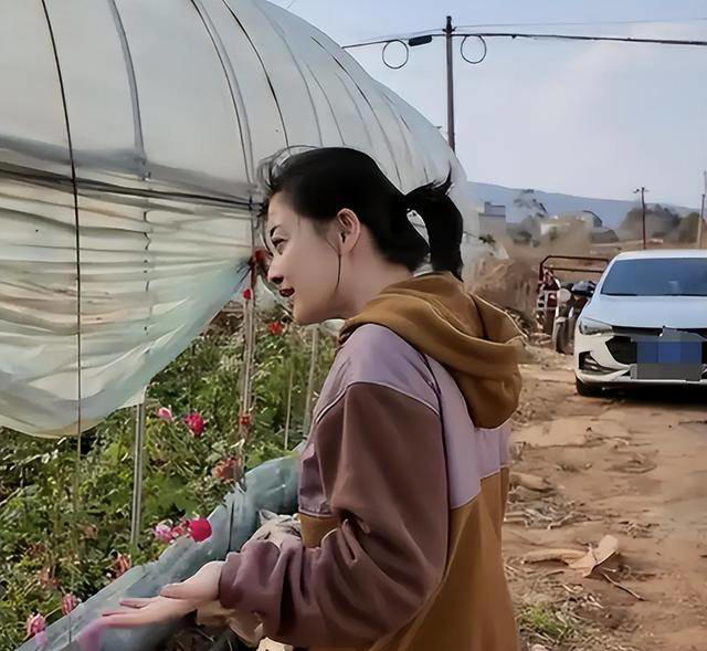 梅婷现身北京别墅菜园摘菜，2000多块外套穿出少女感，这哪是50岁