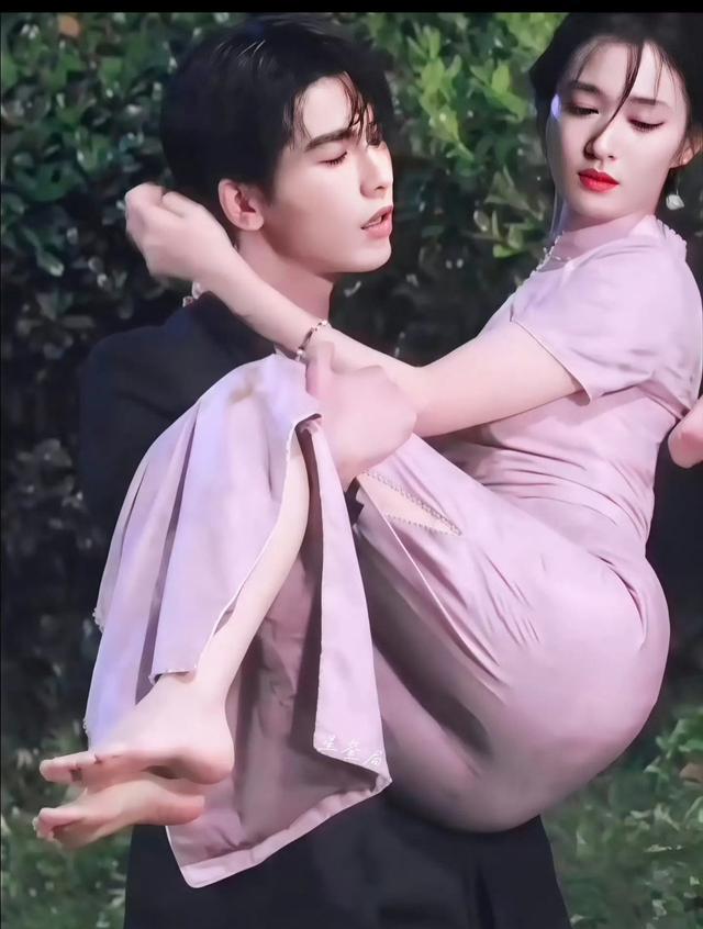 王楚然折成这样了肚子没挤出一丝肉