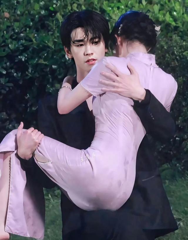 王楚然折成这样了肚子没挤出一丝肉