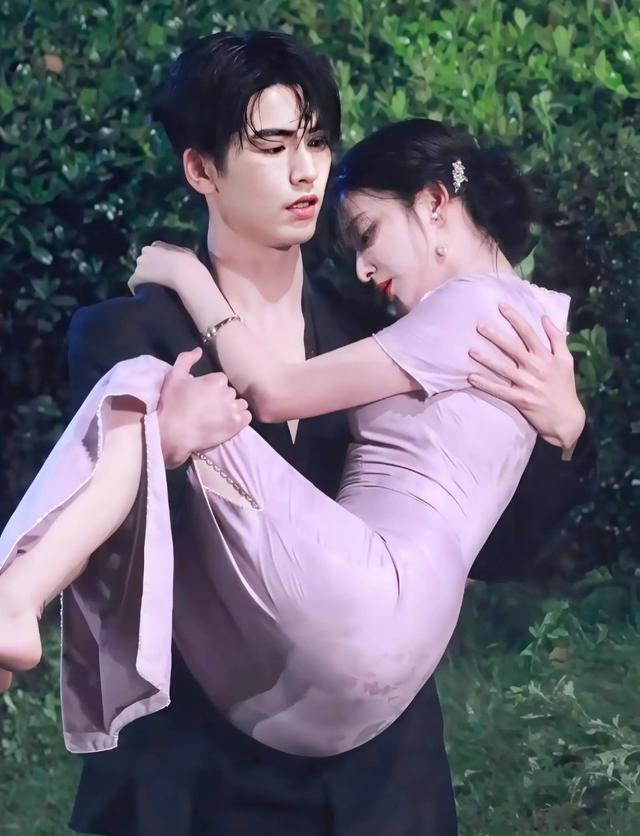 王楚然折成这样了肚子没挤出一丝肉