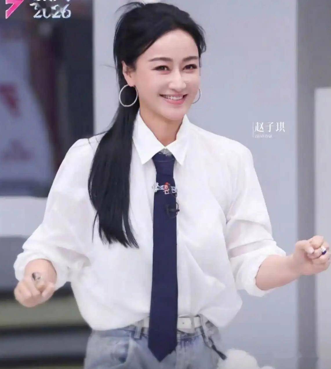 赵子琪被《浪姐》淘汰后直播落泪，李小冉拉王濛起来被甩开，王濛当场黑脸引热议，《浪姐》舞台公平性再遭质疑