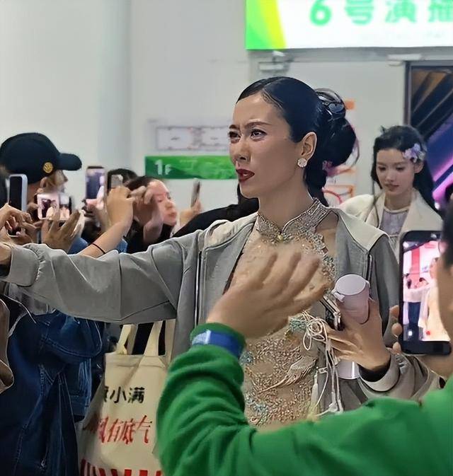 浪姐7最尴尬的姐姐，假唱、说话装嗲，网友：赶紧淘汰以后别来了