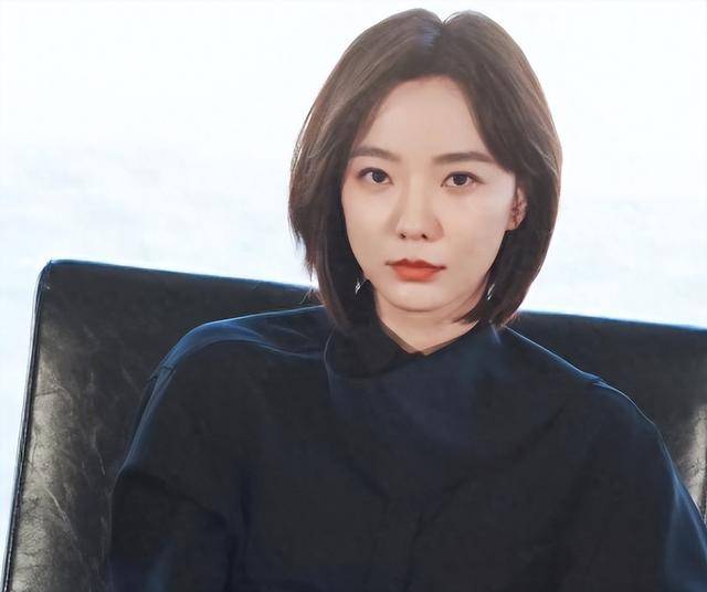 王珞丹现状，搬进深山生活，母亲不再催婚，41岁和两只狗相依为命