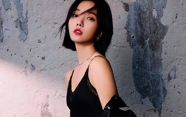 王珞丹现状，搬进深山生活，母亲不再催婚，41岁和两只狗相依为命