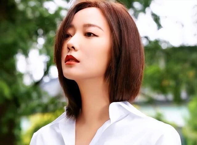 王珞丹现状，搬进深山生活，母亲不再催婚，41岁和两只狗相依为命