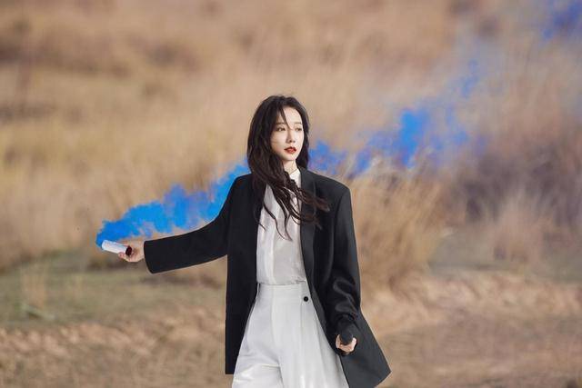 王珞丹现状，搬进深山生活，母亲不再催婚，41岁和两只狗相依为命