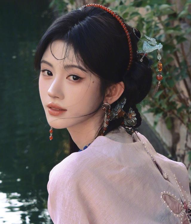 掀“古装美人”审美热议，她不愧被誉“四千年一遇美女”！