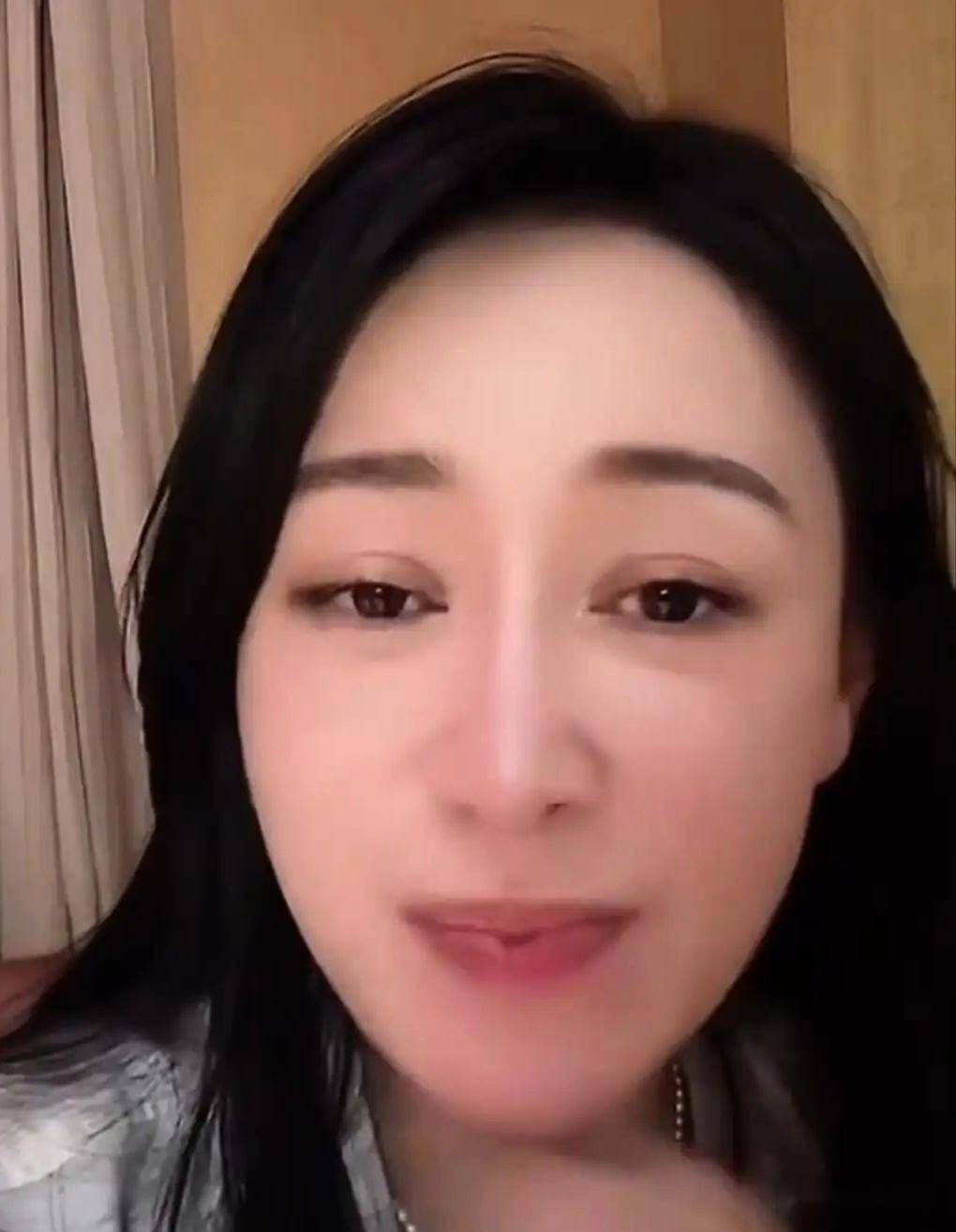 赵子琪被《浪姐》淘汰后直播落泪，李小冉拉王濛起来被甩开，王濛当场黑脸引热议，《浪姐》舞台公平性再遭质疑