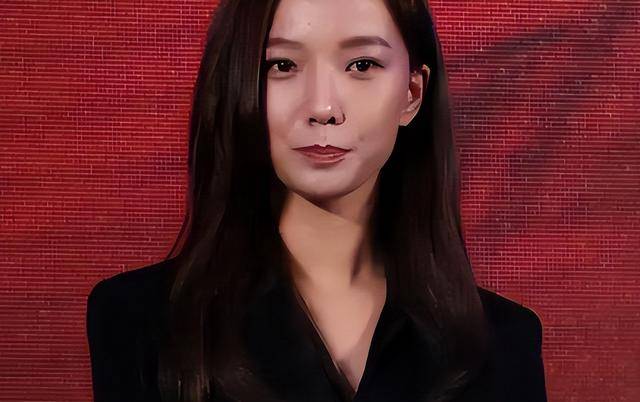 王珞丹现状，搬进深山生活，母亲不再催婚，41岁和两只狗相依为命