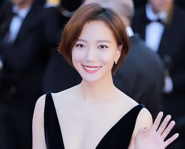 王珞丹现状，搬进深山生活，母亲不再催婚，41岁和两只狗相依为命