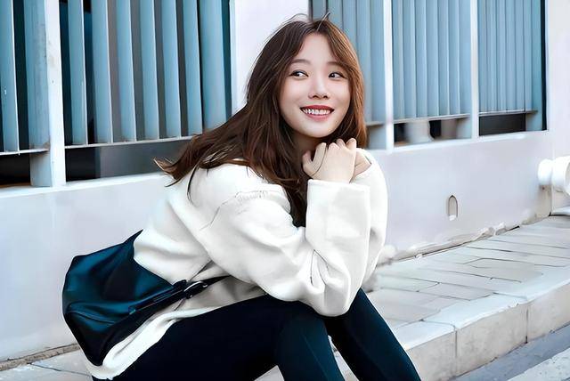 王珞丹现状，搬进深山生活，母亲不再催婚，41岁和两只狗相依为命