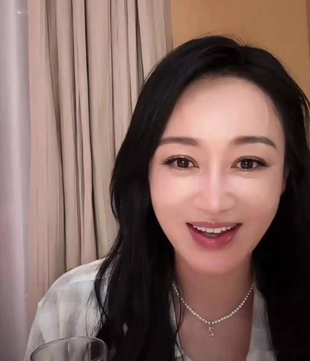 赵子琪被《浪姐》淘汰后直播落泪，李小冉拉王濛起来被甩开，王濛当场黑脸引热议，《浪姐》舞台公平性再遭质疑