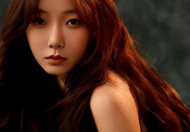 王珞丹现状，搬进深山生活，母亲不再催婚，41岁和两只狗相依为命