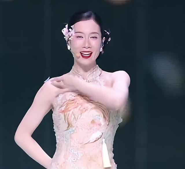 浪姐7最尴尬的姐姐，假唱、说话装嗲，网友：赶紧淘汰以后别来了