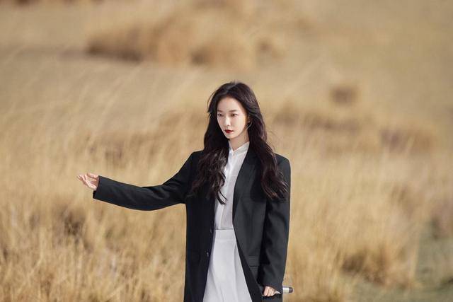 王珞丹现状，搬进深山生活，母亲不再催婚，41岁和两只狗相依为命