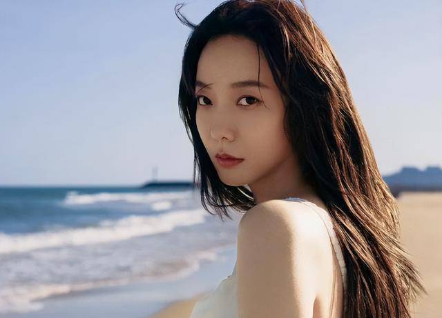 王珞丹现状，搬进深山生活，母亲不再催婚，41岁和两只狗相依为命