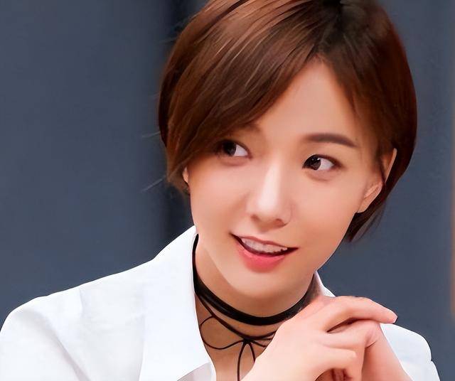 王珞丹现状，搬进深山生活，母亲不再催婚，41岁和两只狗相依为命