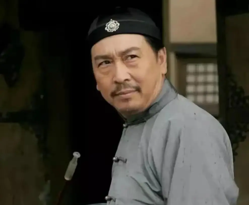 不抢戏、不张扬，但每一场戏都稳、准、狠，让人过目难忘