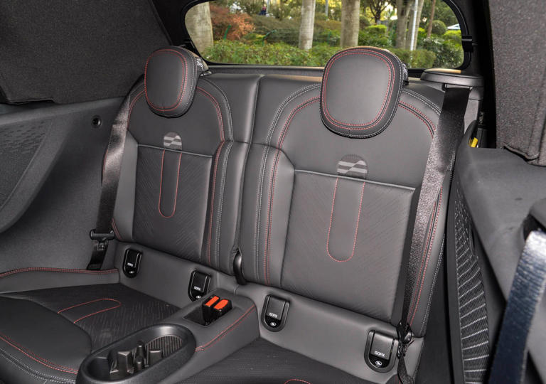 英德混血的小型车，四门四座布局，搭载2.0T四缸机+7速双离合