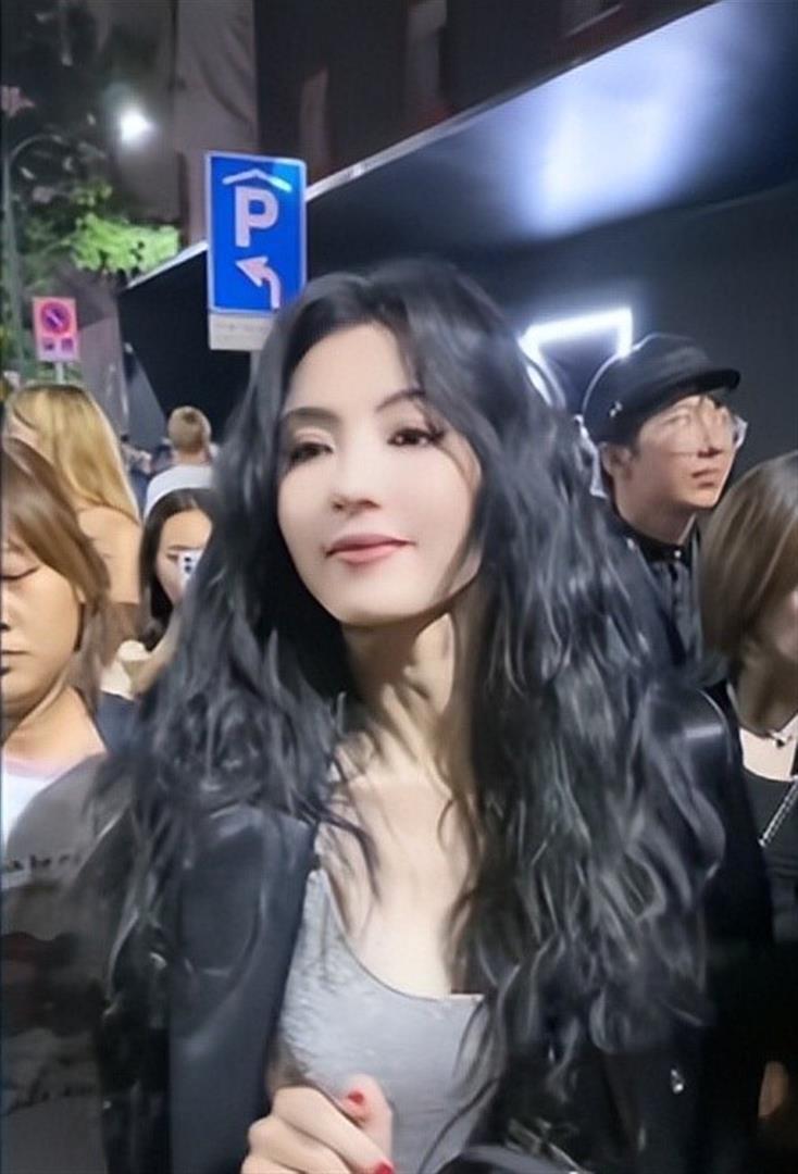 张柏芝谢霆锋疑复合？被扒多个情侣同款，同一酒店拍照，站位一样