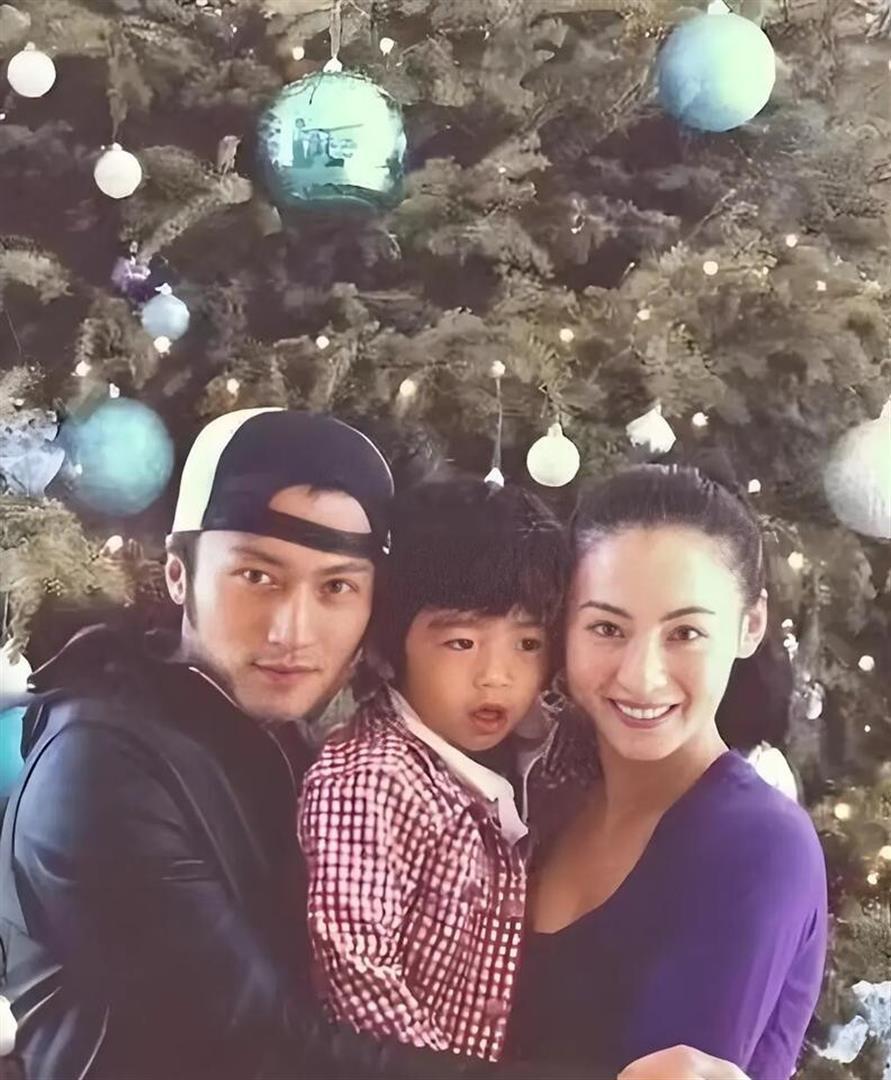 张柏芝谢霆锋疑复合？被扒多个情侣同款，同一酒店拍照，站位一样