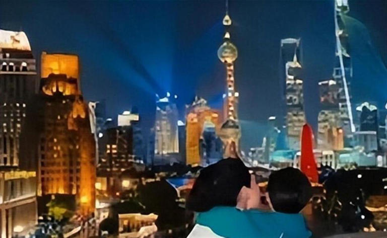 张柏芝谢霆锋疑复合？被扒多个情侣同款，同一酒店拍照，站位一样