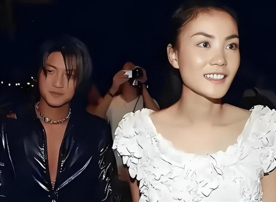 张柏芝谢霆锋疑复合？被扒多个情侣同款，同一酒店拍照，站位一样