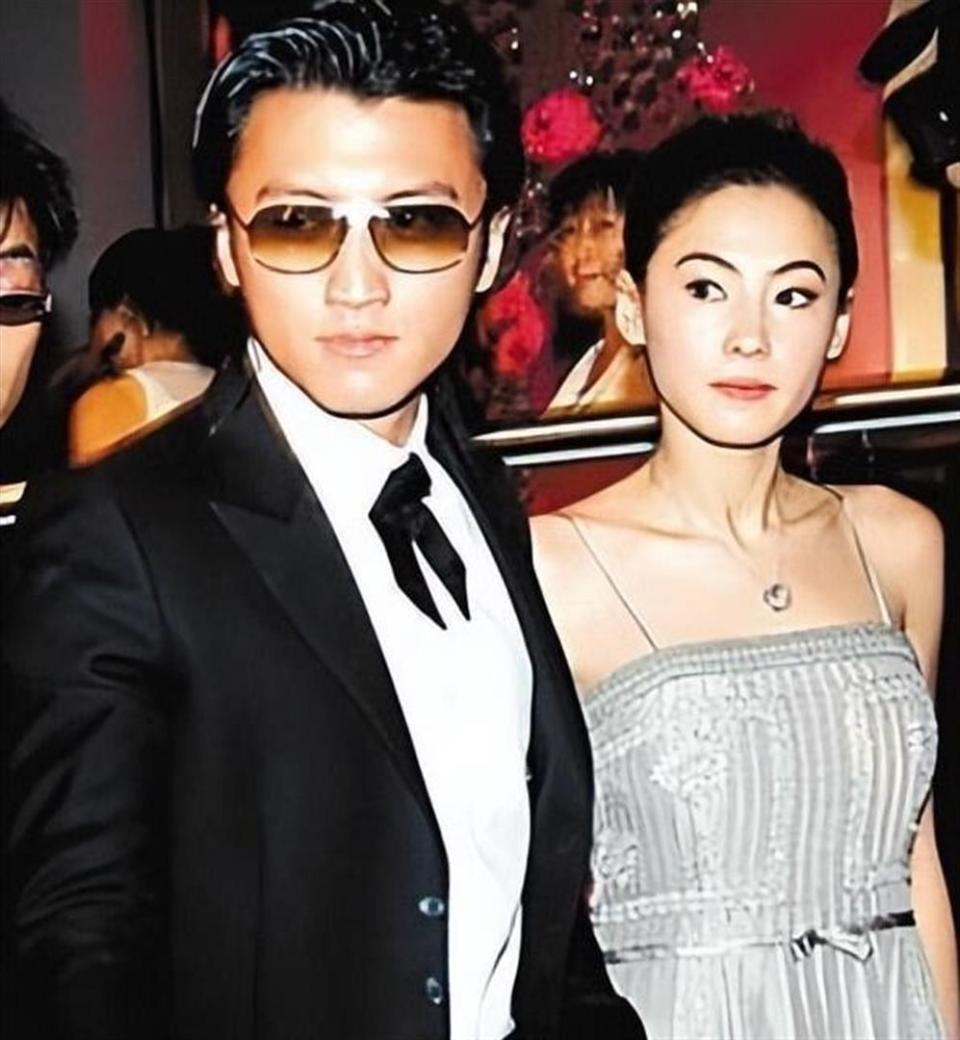 张柏芝谢霆锋疑复合？被扒多个情侣同款，同一酒店拍照，站位一样