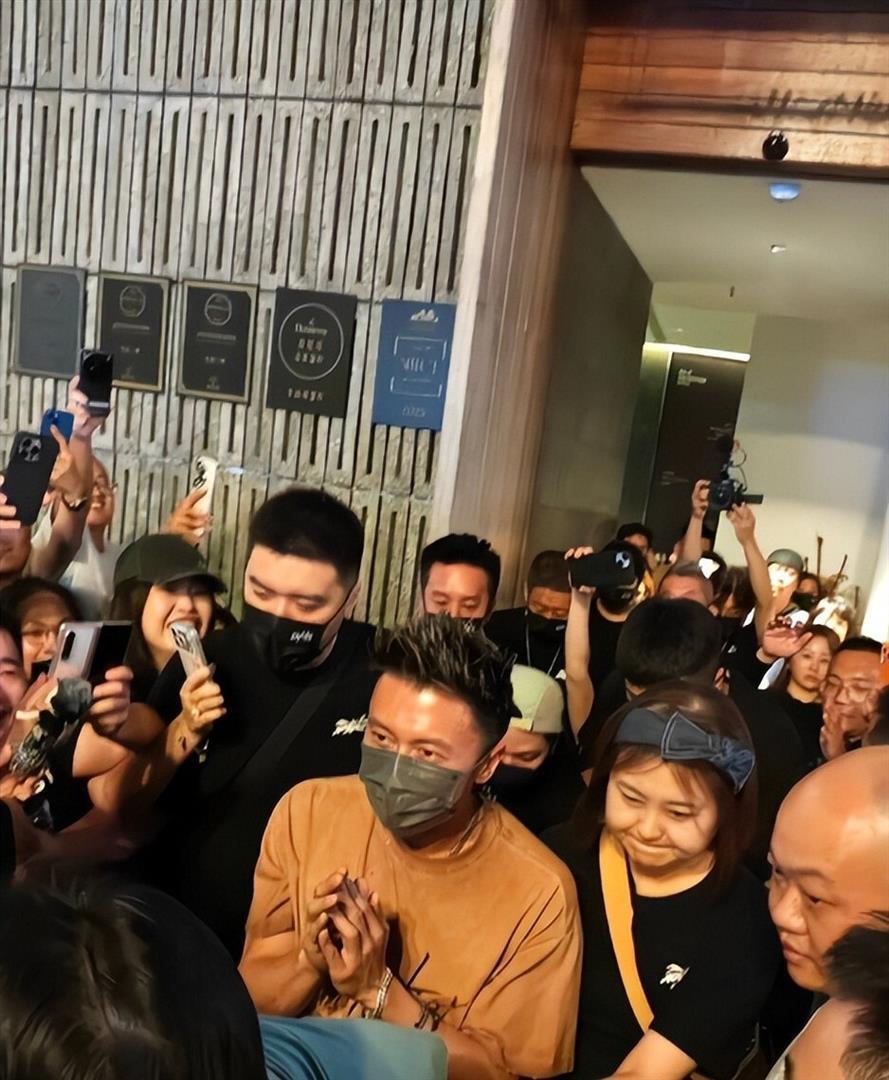 张柏芝谢霆锋疑复合？被扒多个情侣同款，同一酒店拍照，站位一样