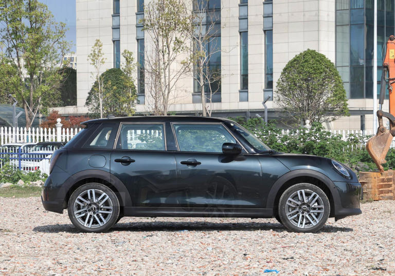 英德混血的小型车，四门四座布局，搭载2.0T四缸机+7速双离合