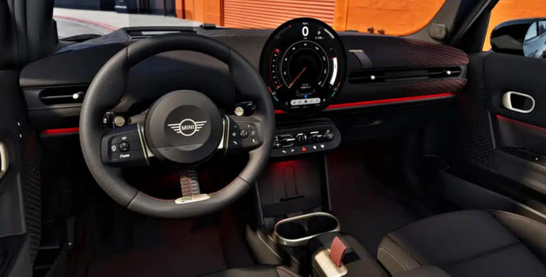 英德混血的小型车，四门四座布局，搭载2.0T四缸机+7速双离合