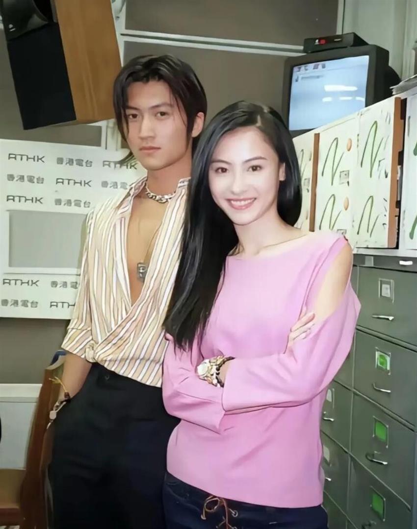 张柏芝谢霆锋疑复合？被扒多个情侣同款，同一酒店拍照，站位一样