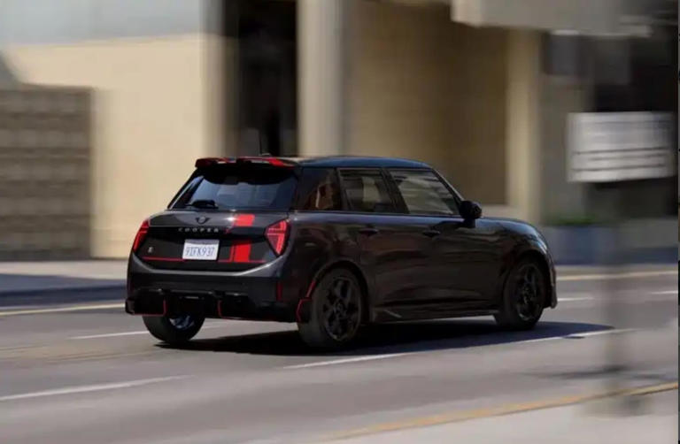 英德混血的小型车，四门四座布局，搭载2.0T四缸机+7速双离合