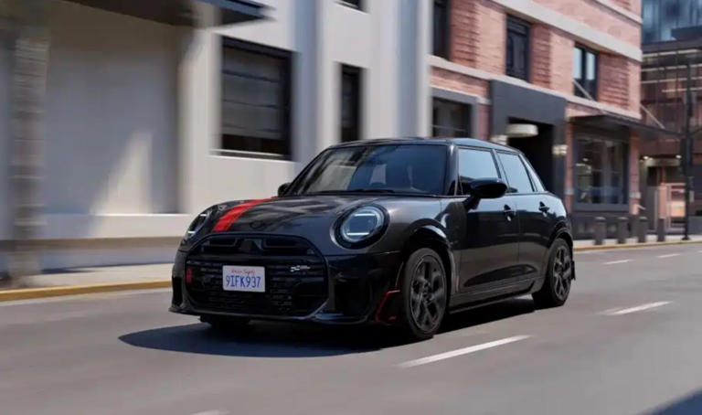 英德混血的小型车，四门四座布局，搭载2.0T四缸机+7速双离合