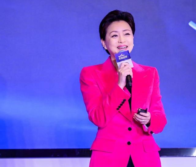 58岁杨澜陪夫出镜，吴征体型是她两倍宽，全程主导讲话杨澜只陪笑